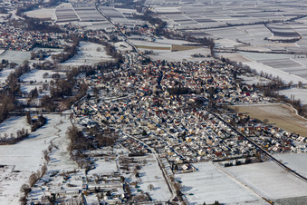 Vue aérienne de Vue aérienne d'hiver sous la neige Billigheim à le quartier Billigheim in Billigheim-Ingenheim dans le département Rhénanie-Palatinat, Allemagne