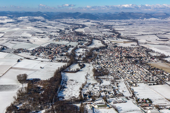 Vue aérienne de Vue aérienne d'hiver sous la neige Billigheim à le quartier Billigheim in Billigheim-Ingenheim dans le département Rhénanie-Palatinat, Allemagne