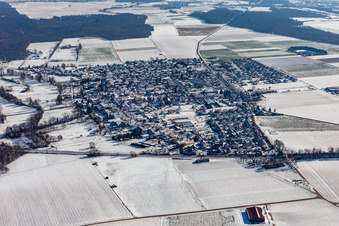 Vue aérienne de Vue aérienne d'hiver sous la neige à Steinweiler dans le département Rhénanie-Palatinat, Allemagne