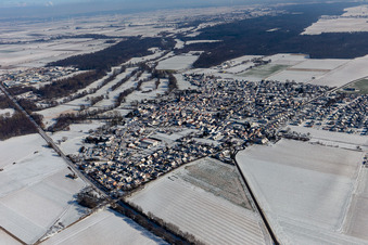 Vue aérienne de Vue aérienne d'hiver sous la neige à Steinweiler dans le département Rhénanie-Palatinat, Allemagne