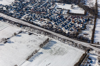 Vue aérienne de Vue aérienne d'hiver sous la neige dans la roseraie à Winden dans le département Rhénanie-Palatinat, Allemagne
