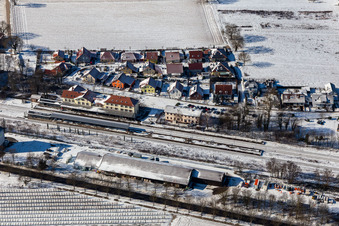 Vue aérienne de Vue aérienne hivernale de la gare enneigée à Winden dans le département Rhénanie-Palatinat, Allemagne