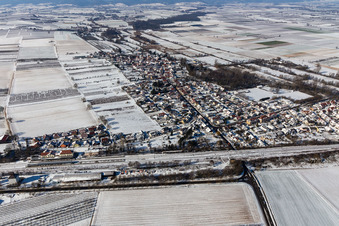 Vue aérienne de Vue aérienne d'hiver sous la neige à Winden dans le département Rhénanie-Palatinat, Allemagne