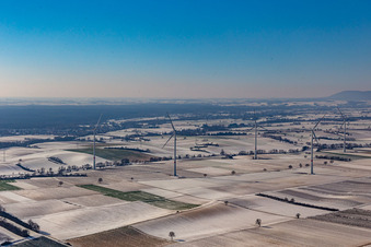 Vue aérienne de Parc éolien hivernal et enneigé d'EnBW - éolienne avec 6 éoliennes dans un champ à Freckenfeld dans le département Rhénanie-Palatinat, Allemagne