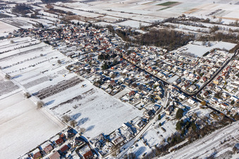 Vue aérienne de Vue aérienne d'hiver sous la neige à Winden dans le département Rhénanie-Palatinat, Allemagne