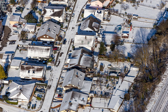 Vue aérienne de Vue aérienne d'hiver dans la neige depuis Im Rosengarten à Winden dans le département Rhénanie-Palatinat, Allemagne