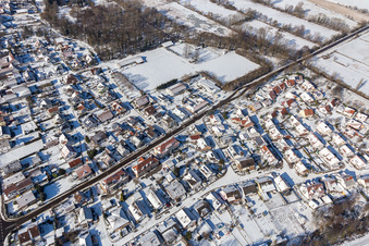 Vue aérienne de Vue aérienne d'hiver dans la neige Steinweilerer Straße à Winden dans le département Rhénanie-Palatinat, Allemagne