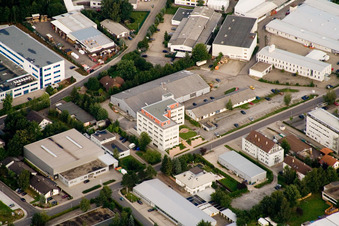 Ittersbach, zone industrielle à le quartier Im Stockmädle in Karlsbad dans le département Bade-Wurtemberg, Allemagne du point de vue du drone