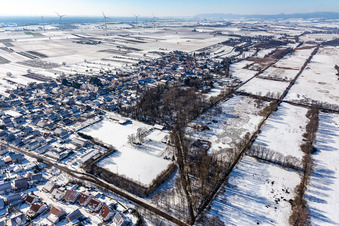 Vue aérienne de Vue aérienne d'hiver sous la neige à Winden dans le département Rhénanie-Palatinat, Allemagne