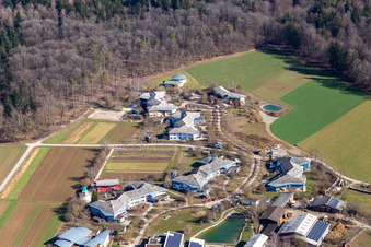 Vue aérienne de Zones riveraines du lac et communauté villageoise de Tennental à Deckenpfronn dans le département Bade-Wurtemberg, Allemagne