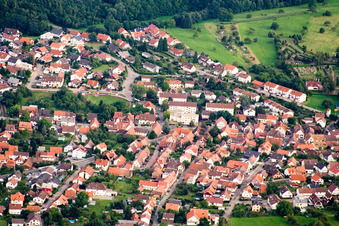 Vue aérienne de Quartier Ittersbach in Karlsbad dans le département Bade-Wurtemberg, Allemagne