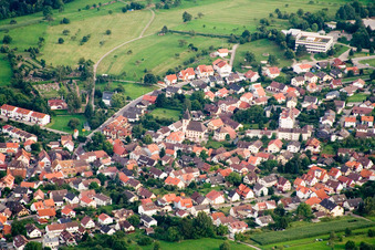 Vue aérienne de Quartier Ittersbach in Karlsbad dans le département Bade-Wurtemberg, Allemagne