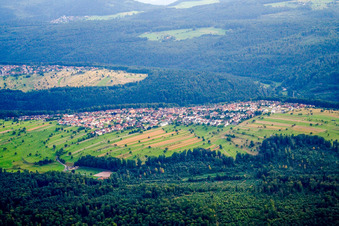 Vue aérienne de Du nord-est à le quartier Pfaffenrot in Marxzell dans le département Bade-Wurtemberg, Allemagne