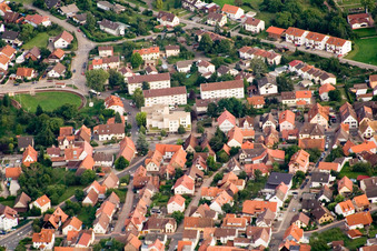 Vue aérienne de Pharmacie Brunnen à le quartier Ittersbach in Karlsbad dans le département Bade-Wurtemberg, Allemagne