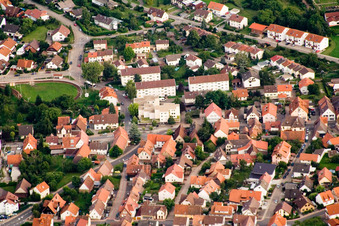Vue aérienne de Pharmacie Brunnen à le quartier Ittersbach in Karlsbad dans le département Bade-Wurtemberg, Allemagne
