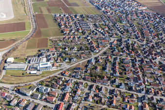 Vue oblique de Perouser Straße avec Schneider Fensterbau GmbH à le quartier Malmsheim in Renningen dans le département Bade-Wurtemberg, Allemagne