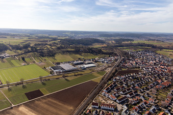 Vue aérienne de Systèmes K2 au-delà de la ligne de chemin de fer à le quartier Malmsheim in Renningen dans le département Bade-Wurtemberg, Allemagne