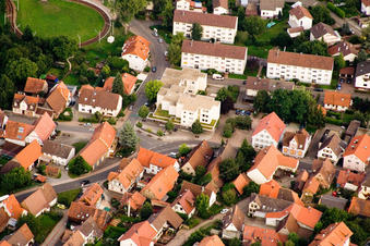 Vue oblique de Pharmacie Brunnen à le quartier Ittersbach in Karlsbad dans le département Bade-Wurtemberg, Allemagne