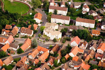 Pharmacie Brunnen à le quartier Ittersbach in Karlsbad dans le département Bade-Wurtemberg, Allemagne d'en haut