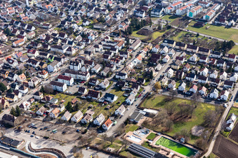 Vue aérienne de Vue de la ville depuis le nord au-delà de la gare à Renningen dans le département Bade-Wurtemberg, Allemagne