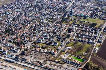 Vue aérienne de Vue de la ville depuis le nord au-delà de la gare à Renningen dans le département Bade-Wurtemberg, Allemagne