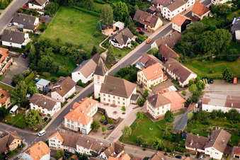 Vue aérienne de Bâtiment d'église au centre du village à le quartier Ittersbach in Karlsbad dans le département Bade-Wurtemberg, Allemagne