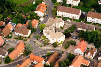Pharmacie Brunnen à le quartier Ittersbach in Karlsbad dans le département Bade-Wurtemberg, Allemagne hors des airs