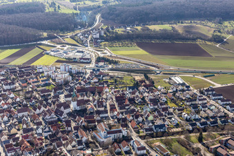 Vue aérienne de Église Saint-Pierre et hôtel de ville sur Hauptstr à Renningen dans le département Bade-Wurtemberg, Allemagne
