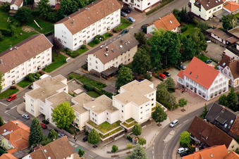 Pharmacie Brunnen à le quartier Ittersbach in Karlsbad dans le département Bade-Wurtemberg, Allemagne vue d'en haut