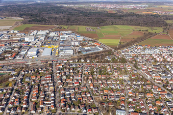 Vue aérienne de Bahnhofstrasse vue du sud à Renningen dans le département Bade-Wurtemberg, Allemagne