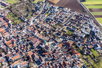 Vue aérienne de Vue d'ensemble de la ville depuis l'est avec l'église Saint-Pierre à Renningen dans le département Bade-Wurtemberg, Allemagne