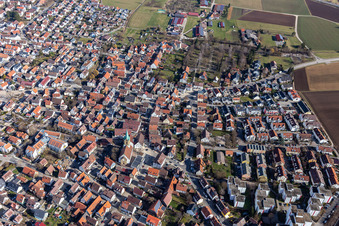 Vue aérienne de Vue d'ensemble de la ville depuis l'est avec l'église Saint-Pierre à Renningen dans le département Bade-Wurtemberg, Allemagne