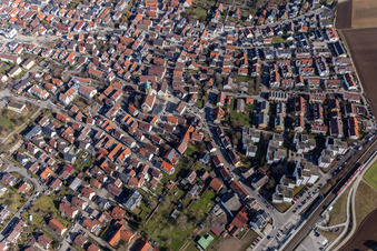 Vue aérienne de Vue d'ensemble de la ville depuis le sud-est avec l'église Saint-Pierre à Renningen dans le département Bade-Wurtemberg, Allemagne