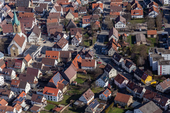 Vue aérienne de Église Saint-Pierre et Hauptstr à Renningen dans le département Bade-Wurtemberg, Allemagne