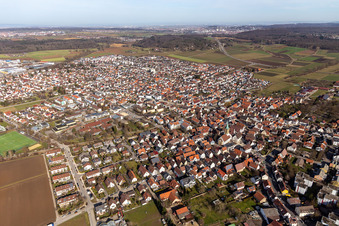 Vue aérienne de Vue d'ensemble de la ville depuis le sud-est avec l'église Saint-Pierre à Renningen dans le département Bade-Wurtemberg, Allemagne