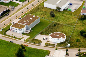 Vue d'oiseau de Ittersbach, zone industrielle à le quartier Im Stockmädle in Karlsbad dans le département Bade-Wurtemberg, Allemagne