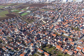 Photographie aérienne de Vue d'ensemble de la ville depuis le sud-est avec l'église Saint-Pierre à Renningen dans le département Bade-Wurtemberg, Allemagne