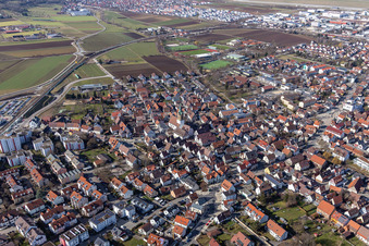 Vue oblique de Vue d'ensemble de la ville depuis l'est avec l'église Saint-Pierre à Renningen dans le département Bade-Wurtemberg, Allemagne