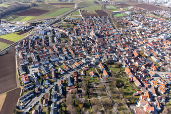 Vue aérienne de Vue d'ensemble de la ville depuis l'est, du cimetière jusqu'à l'église Saint-Pierre à Renningen dans le département Bade-Wurtemberg, Allemagne