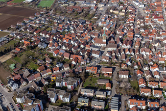 Vue aérienne de Centre-ville avec la mairie et l'église Saint-Pierre depuis le sud à Renningen dans le département Bade-Wurtemberg, Allemagne