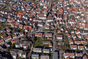Vue aérienne de Centre-ville avec la mairie et l'église Saint-Pierre depuis le sud à Renningen dans le département Bade-Wurtemberg, Allemagne