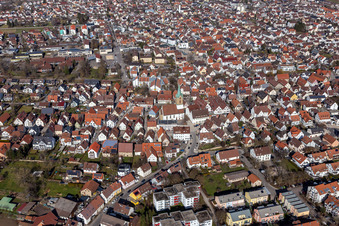 Vue aérienne de Vue de la ville depuis le sud avec l'église Saint-Pierre à Renningen dans le département Bade-Wurtemberg, Allemagne