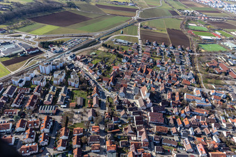 Vue aérienne de Weil der Städter Straße depuis l'est à Renningen dans le département Bade-Wurtemberg, Allemagne