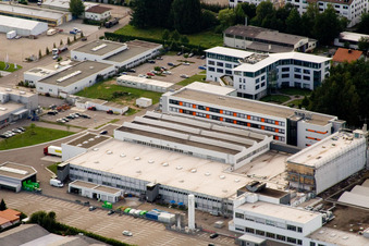 Image drone de Ittersbach, zone industrielle à le quartier Im Stockmädle in Karlsbad dans le département Bade-Wurtemberg, Allemagne
