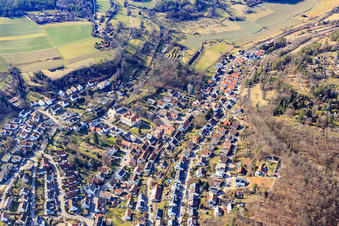 Vue aérienne de Vue de la ville depuis l'est avec le château Dätzingen à le quartier Dätzingen in Grafenau dans le département Bade-Wurtemberg, Allemagne