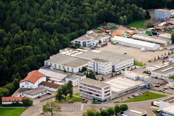 Ittersbach, zone industrielle à le quartier Im Stockmädle in Karlsbad dans le département Bade-Wurtemberg, Allemagne du point de vue du drone