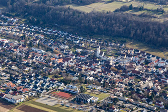 Vue aérienne de Vue de la ville depuis le nord avec l'église catholique de l'Assomption de Marie à Aidlingen dans le département Bade-Wurtemberg, Allemagne