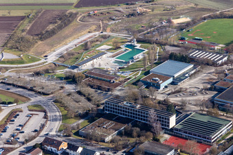 Vue aérienne de Piscine intérieure, piscine extérieure naturelle à Herrenberg dans le département Bade-Wurtemberg, Allemagne