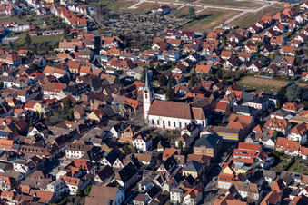 Vue aérienne de Église catholique Saint-Côme-et-Damien à le quartier Alsterweiler in Maikammer dans le département Rhénanie-Palatinat, Allemagne