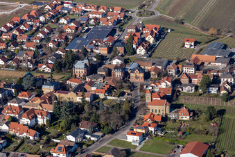 Vue aérienne de Cave à vin Ludwig Schneider à le quartier Alsterweiler in Maikammer dans le département Rhénanie-Palatinat, Allemagne